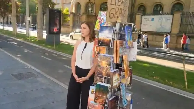 Brothers and sisters sharing books on a street in Zaragoza